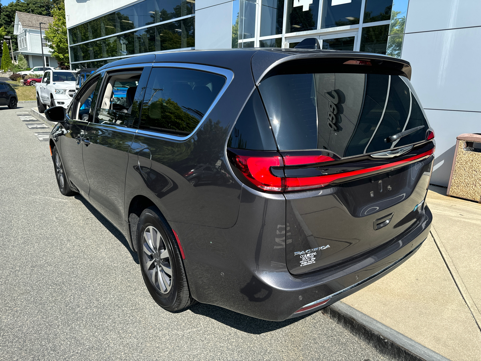 2023 Chrysler Pacifica Hybrid Touring L 4