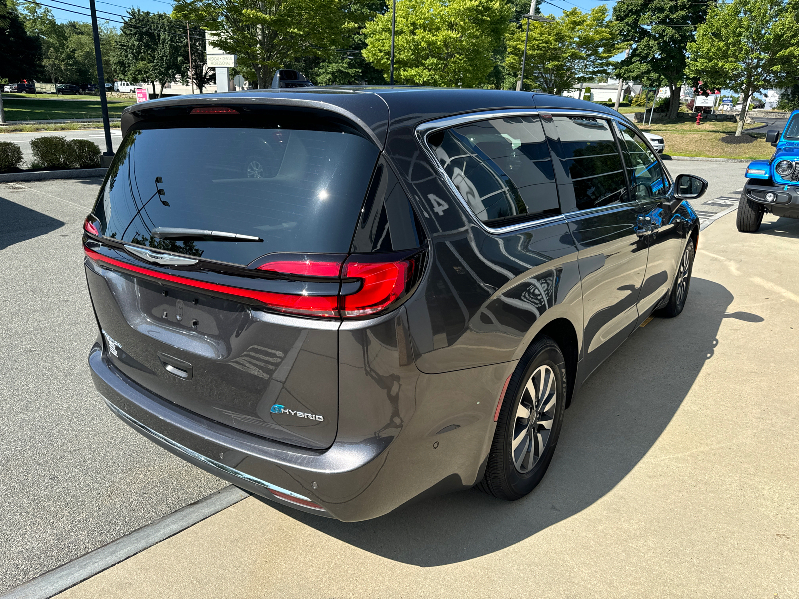 2023 Chrysler Pacifica Hybrid Touring L 6