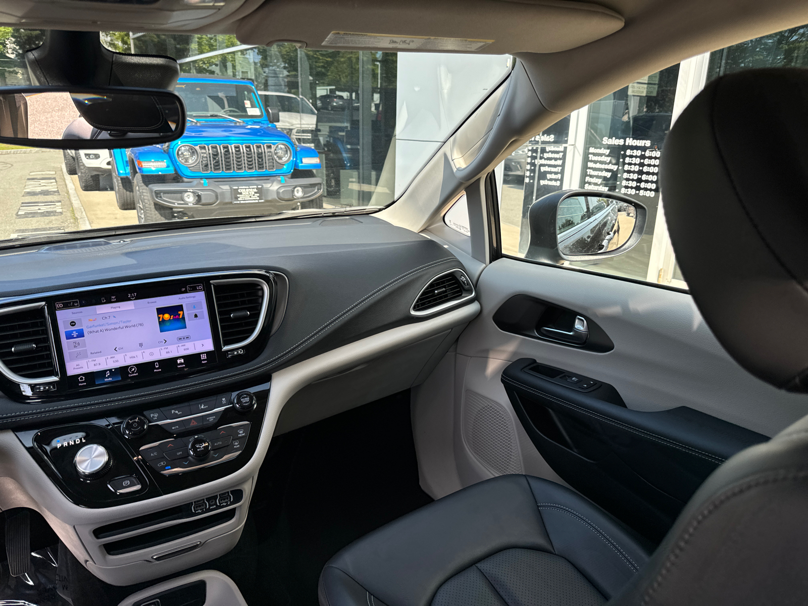 2023 Chrysler Pacifica Hybrid Touring L 35