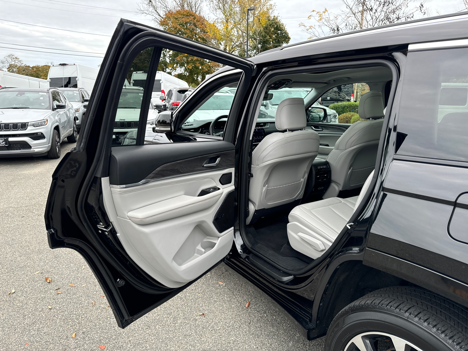 2021 Jeep Grand Cherokee L Overland 31