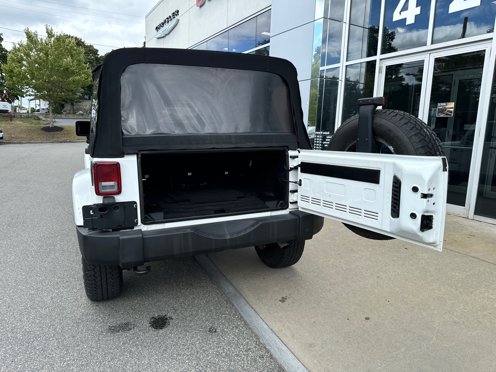 2017 Jeep Wrangler Unlimited Sahara 34