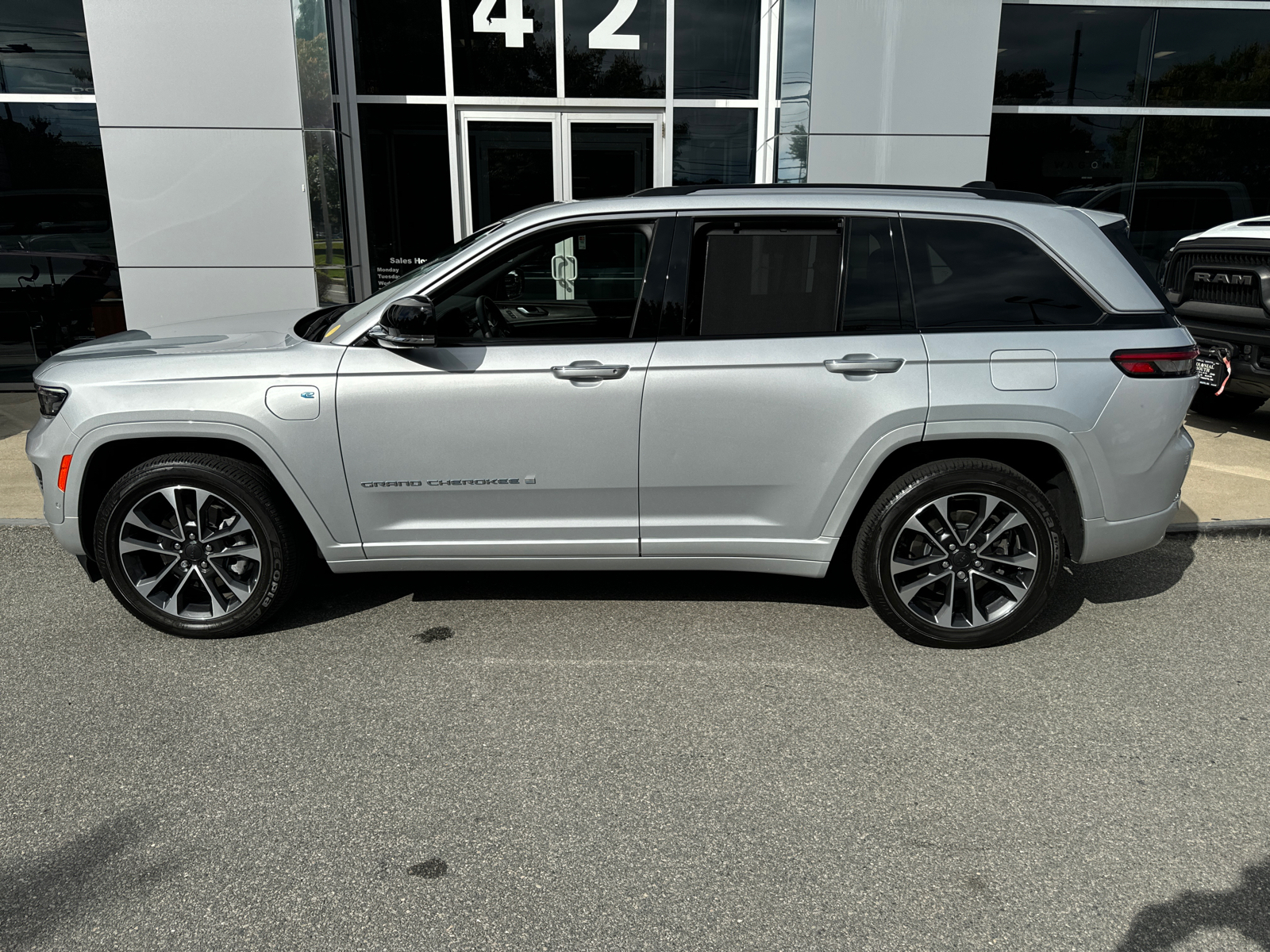 2022 Jeep Grand Cherokee 4xe Overland 3