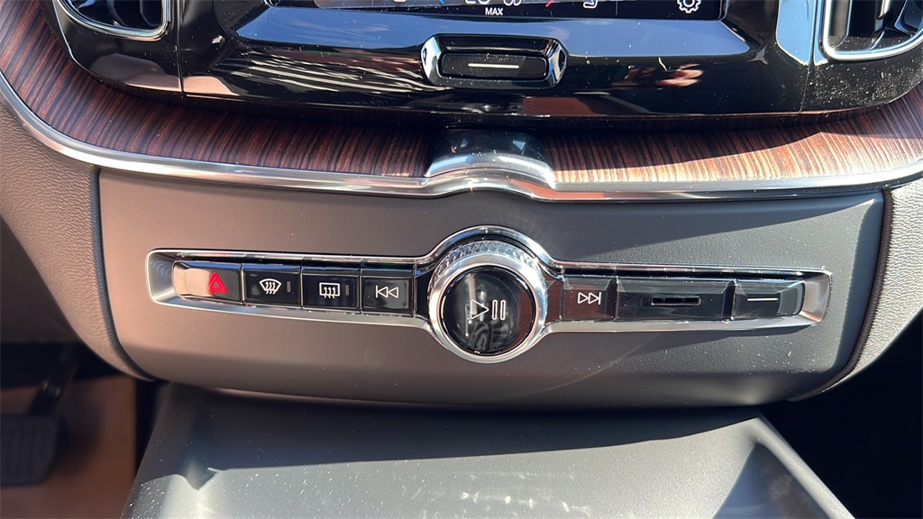 2024 Volvo XC60 Recharge Plug-In Hybrid T8 Plus Dark Theme 20
