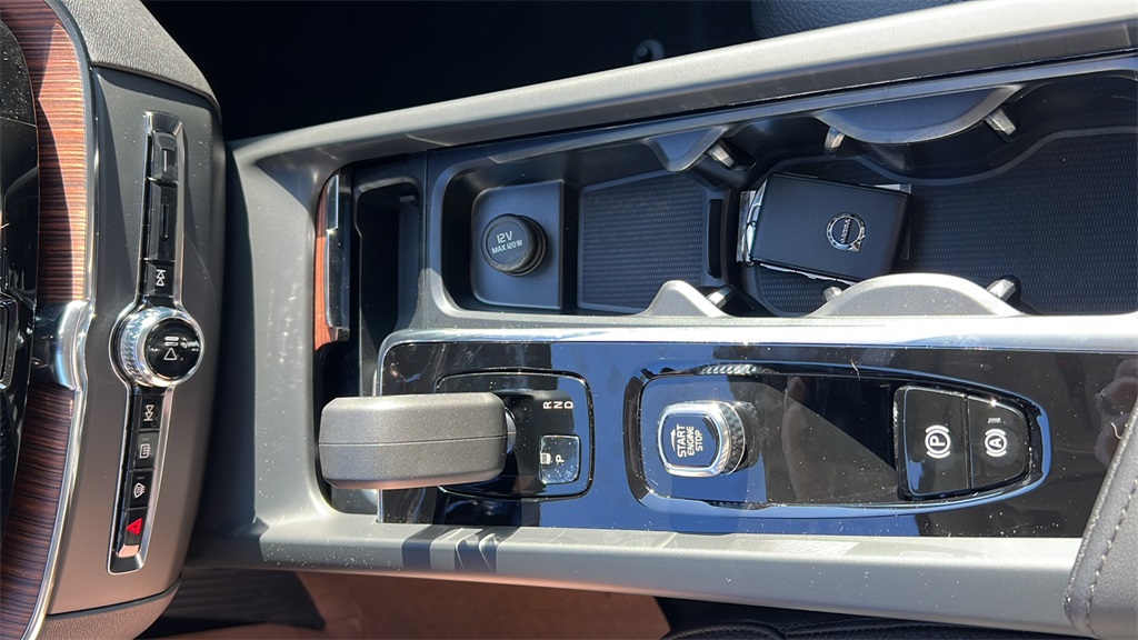 2024 Volvo XC60 Recharge Plug-In Hybrid T8 Plus Dark Theme 22