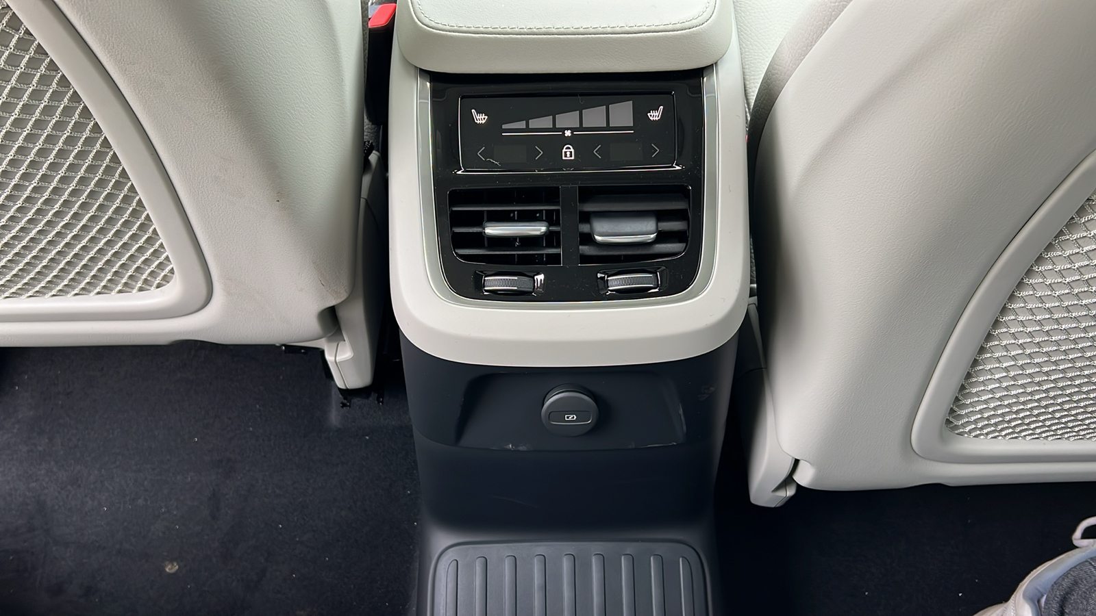 2024 Volvo XC90 Recharge Plug-In Hybrid T8 Plus Bright Theme 7 Passenger 9