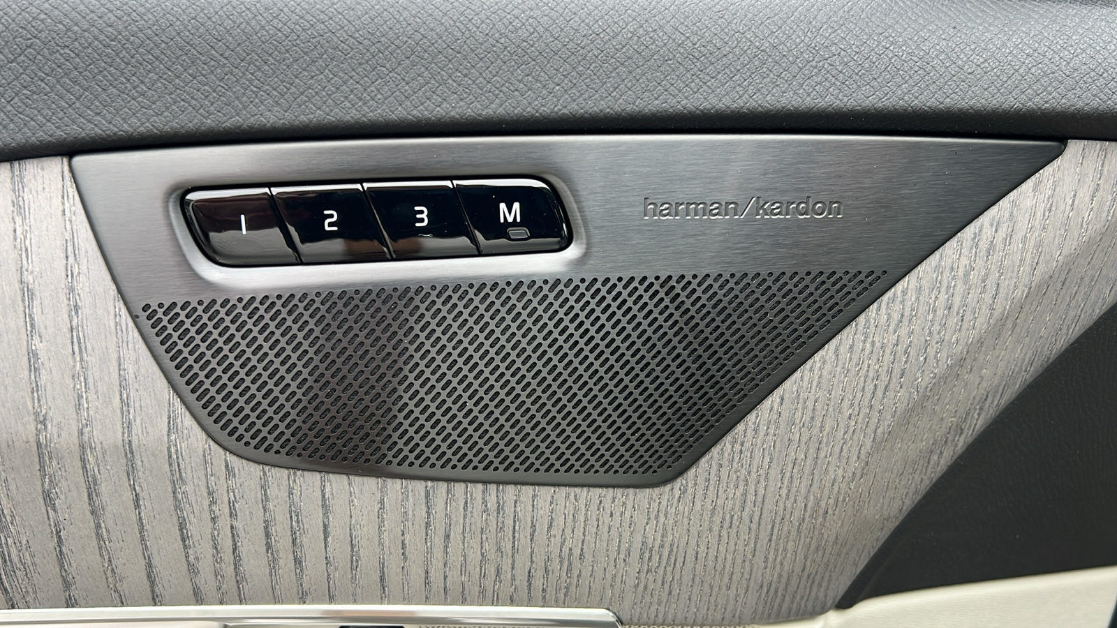2024 Volvo XC90 Recharge Plug-In Hybrid T8 Plus Bright Theme 7 Passenger 14