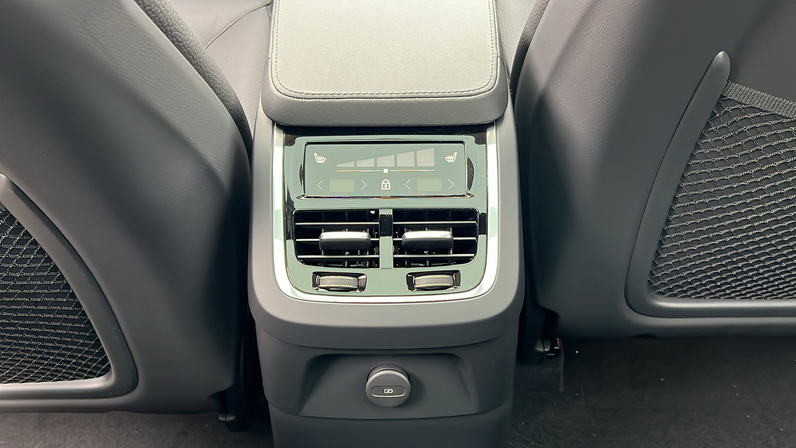 2024 Volvo XC90 Recharge Plug-In Hybrid T8 Plus Bright Theme 7 Passenger 9