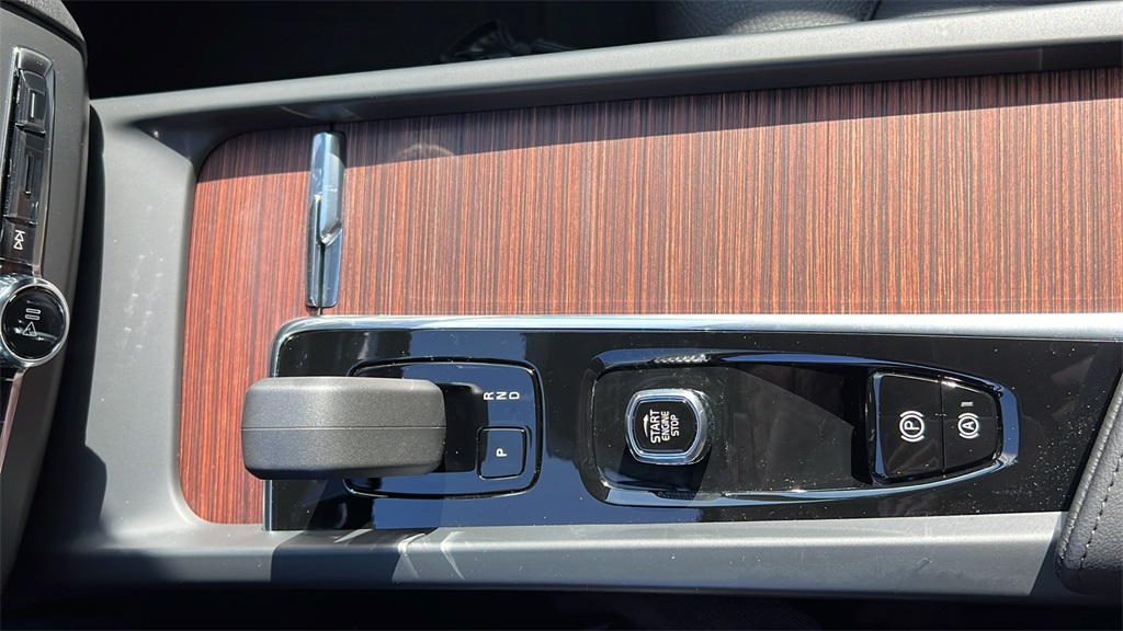 2024 Volvo XC60 Recharge Plug-In Hybrid T8 Plus Dark Theme 22