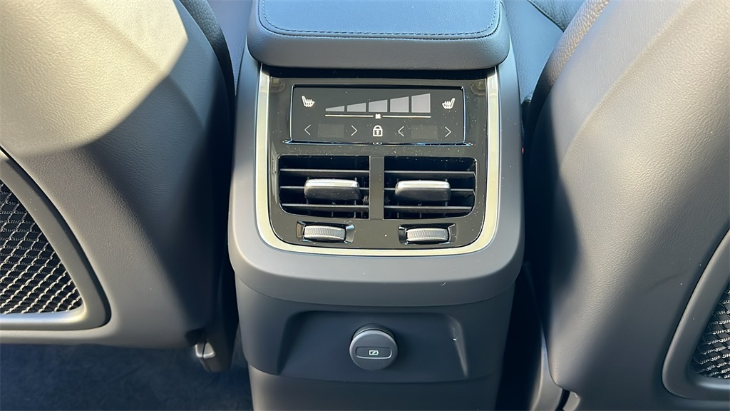 2024 Volvo XC90 Recharge Plug-In Hybrid T8 Plus Bright Theme 7 Passenger 10