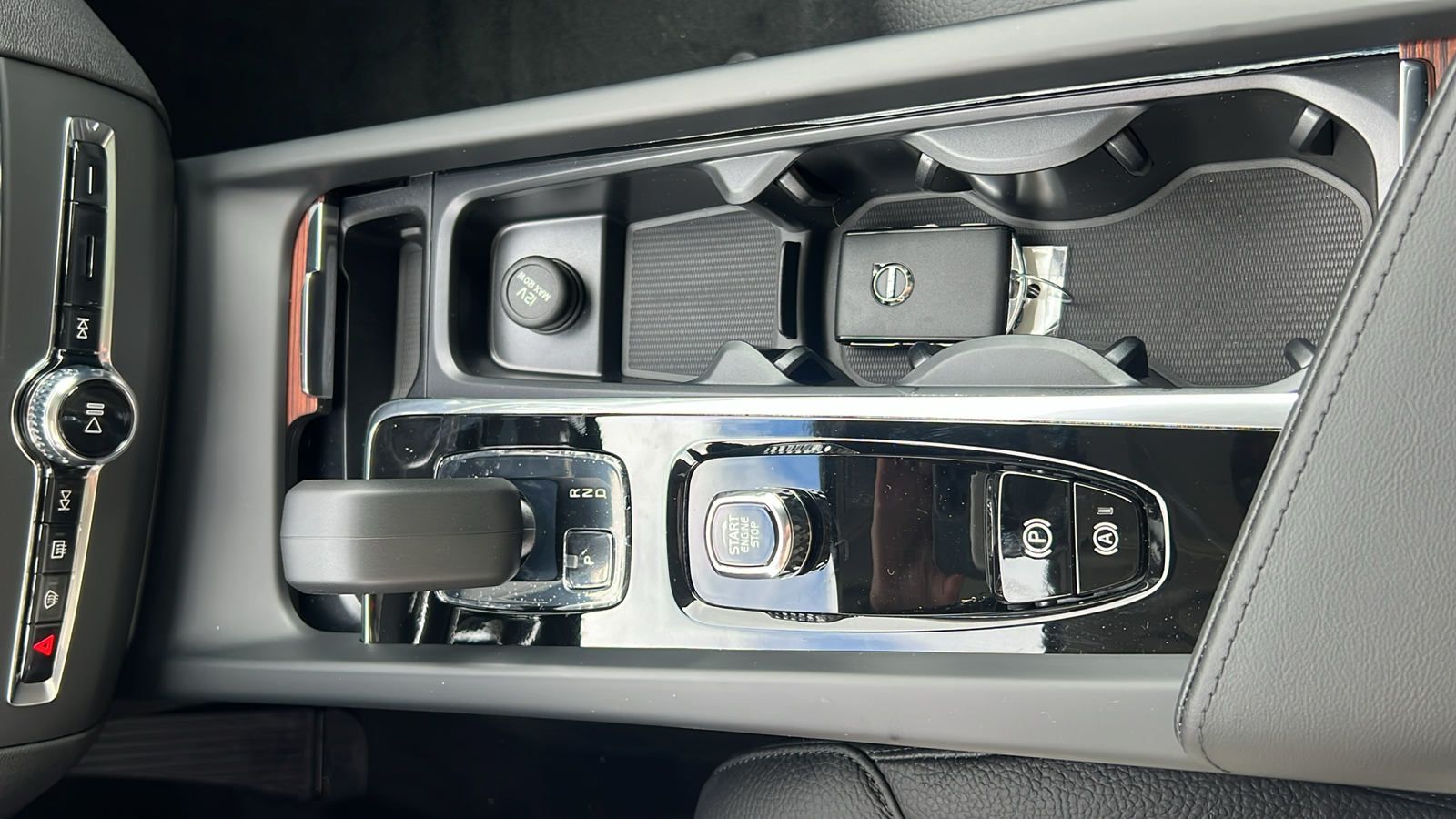 2024 Volvo XC60 Recharge Plug-In Hybrid T8 Plus Dark Theme 24