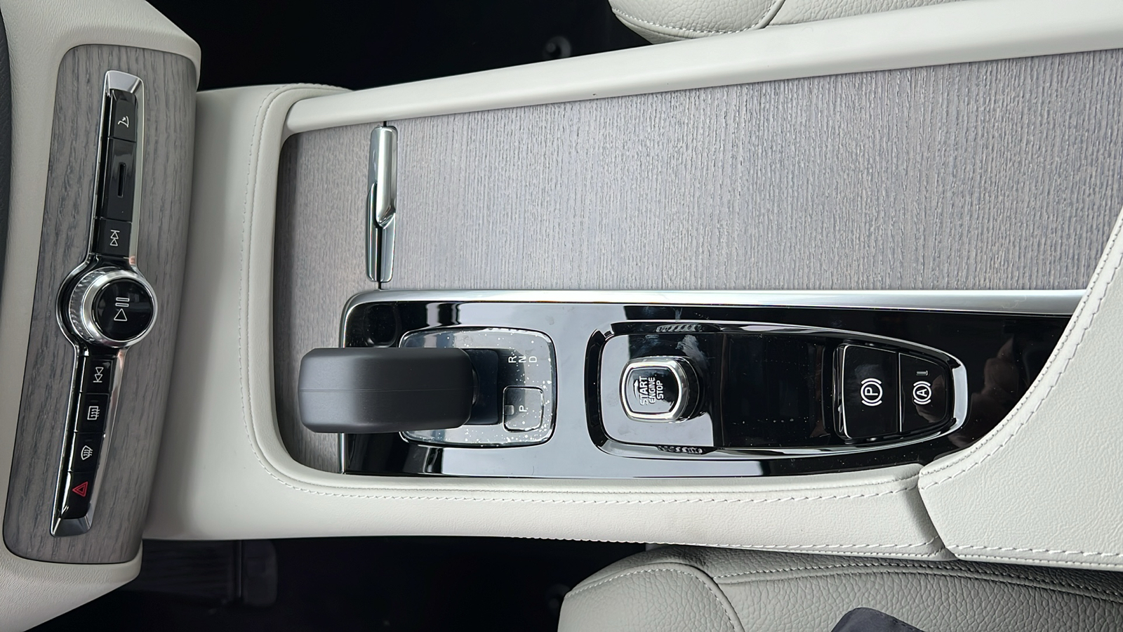 2024 Volvo XC90 Recharge Plug-In Hybrid T8 Plus Bright Theme 7 Passenger 24