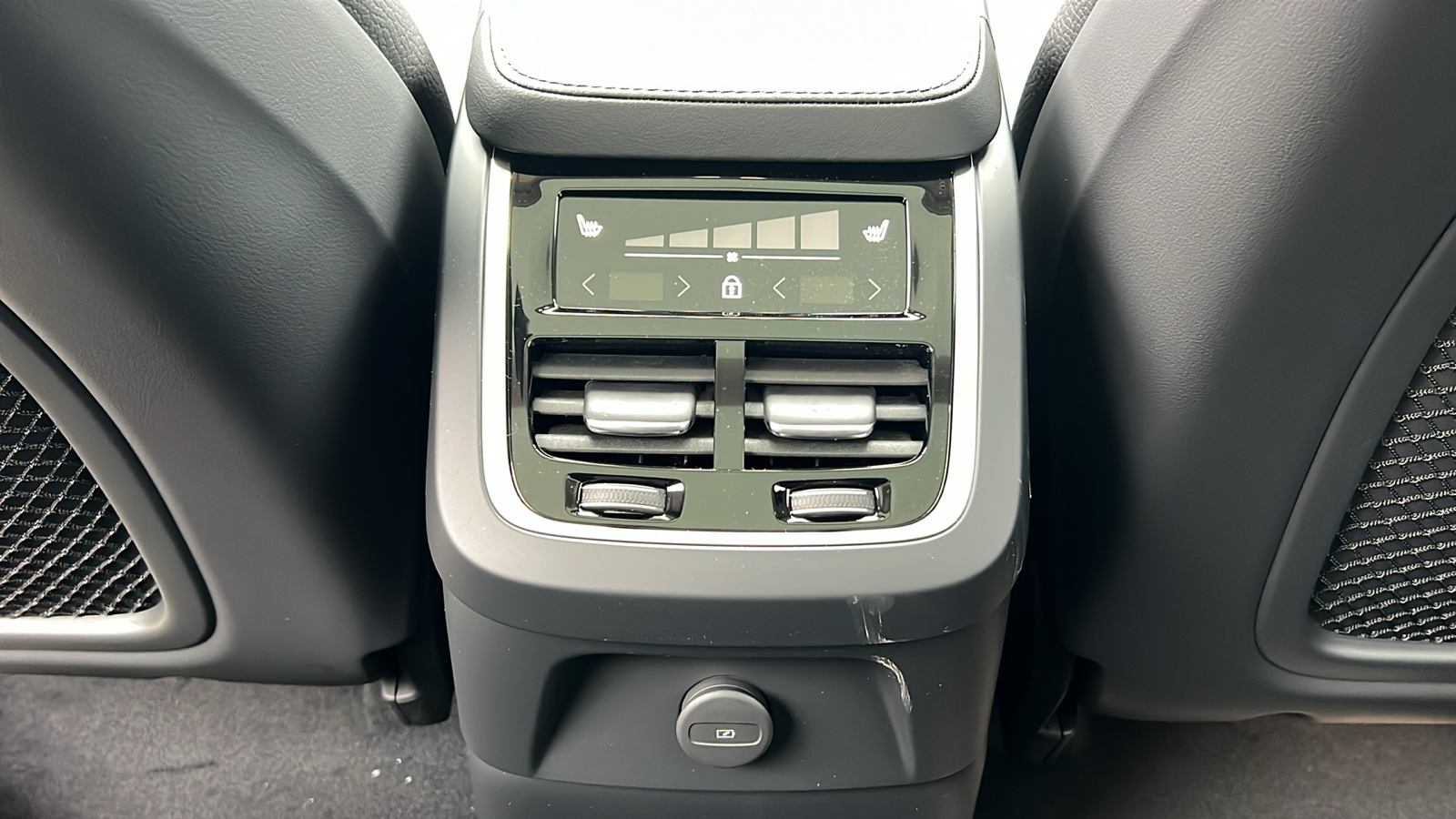 2024 Volvo XC90 Recharge Plug-In Hybrid T8 Plus Bright Theme 7 Passenger 10