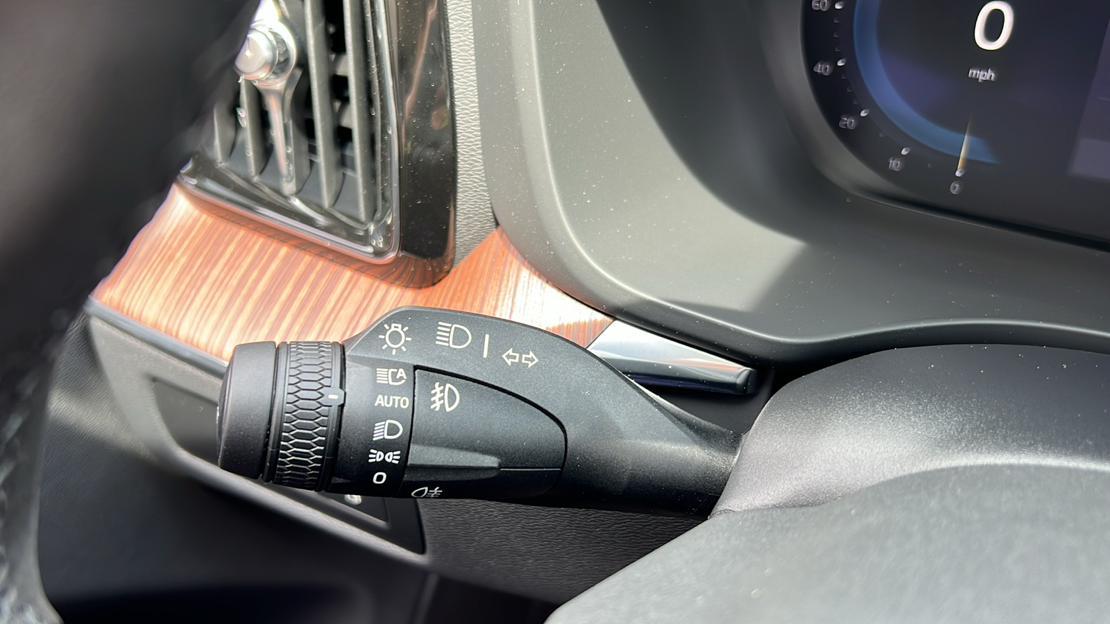 2024 Volvo XC60 Recharge Plug-In Hybrid T8 Plus Dark Theme 16