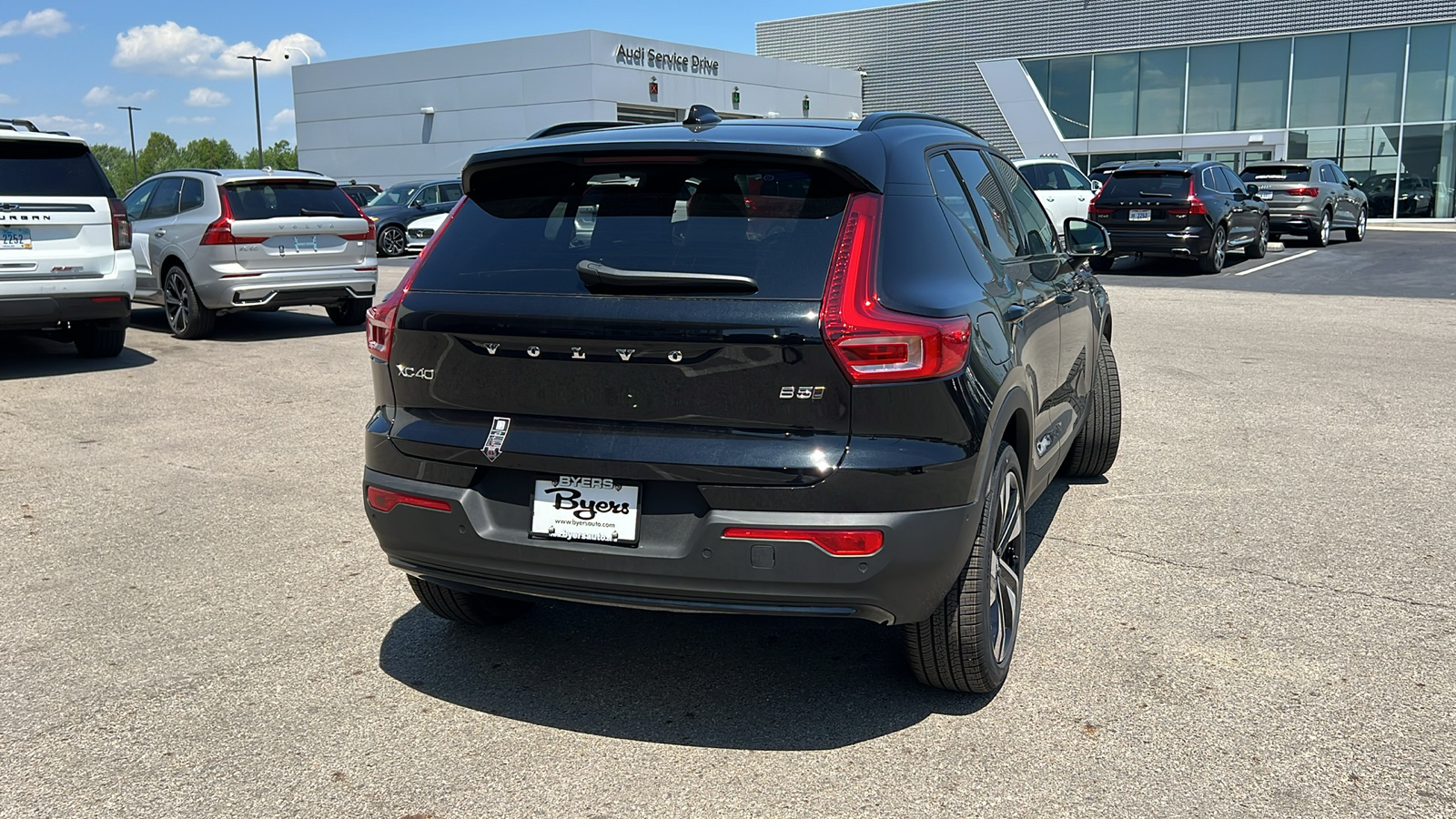 2024 Volvo XC40 B5 Plus Dark Theme 3