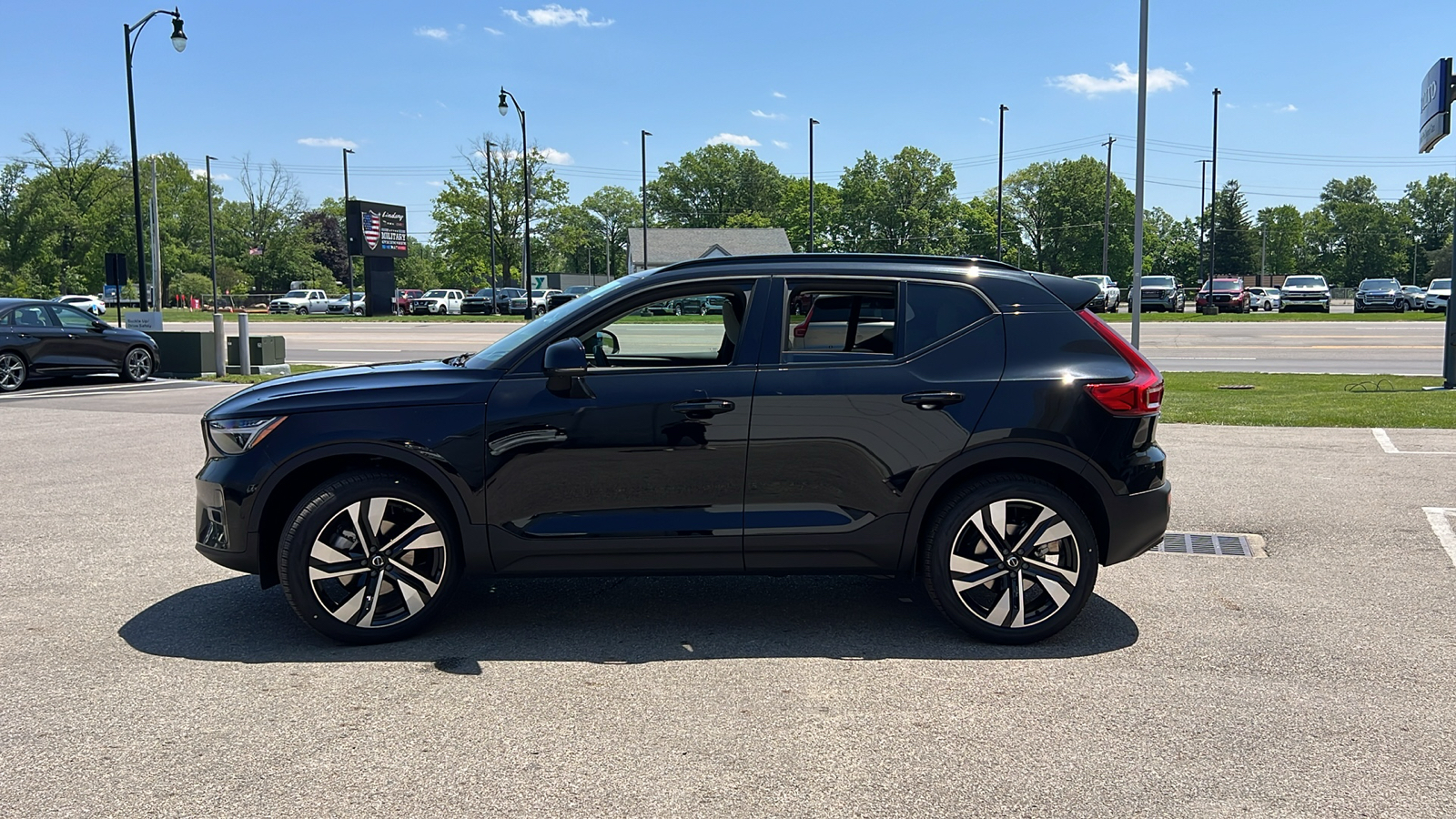 2024 Volvo XC40 B5 Plus Dark Theme 5