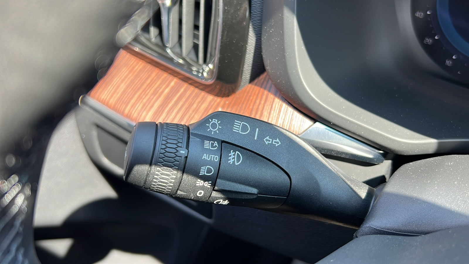 2024 Volvo XC60 Recharge Plug-In Hybrid T8 Plus Dark Theme 16