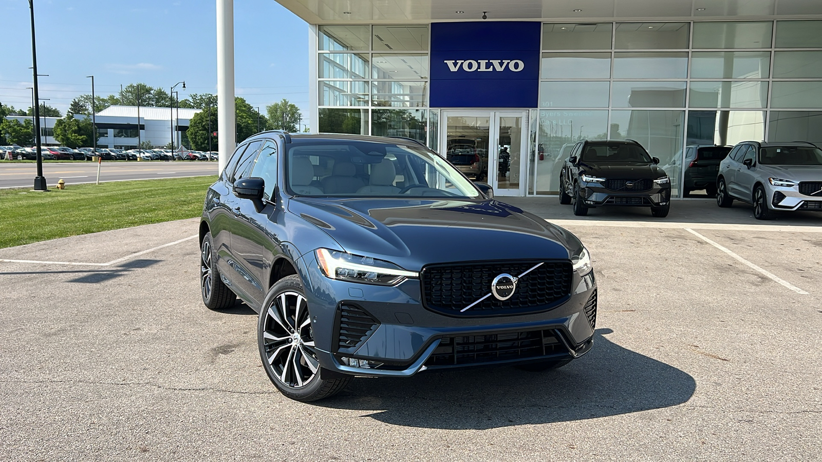 2024 Volvo XC60 B5 Plus Dark Theme 1