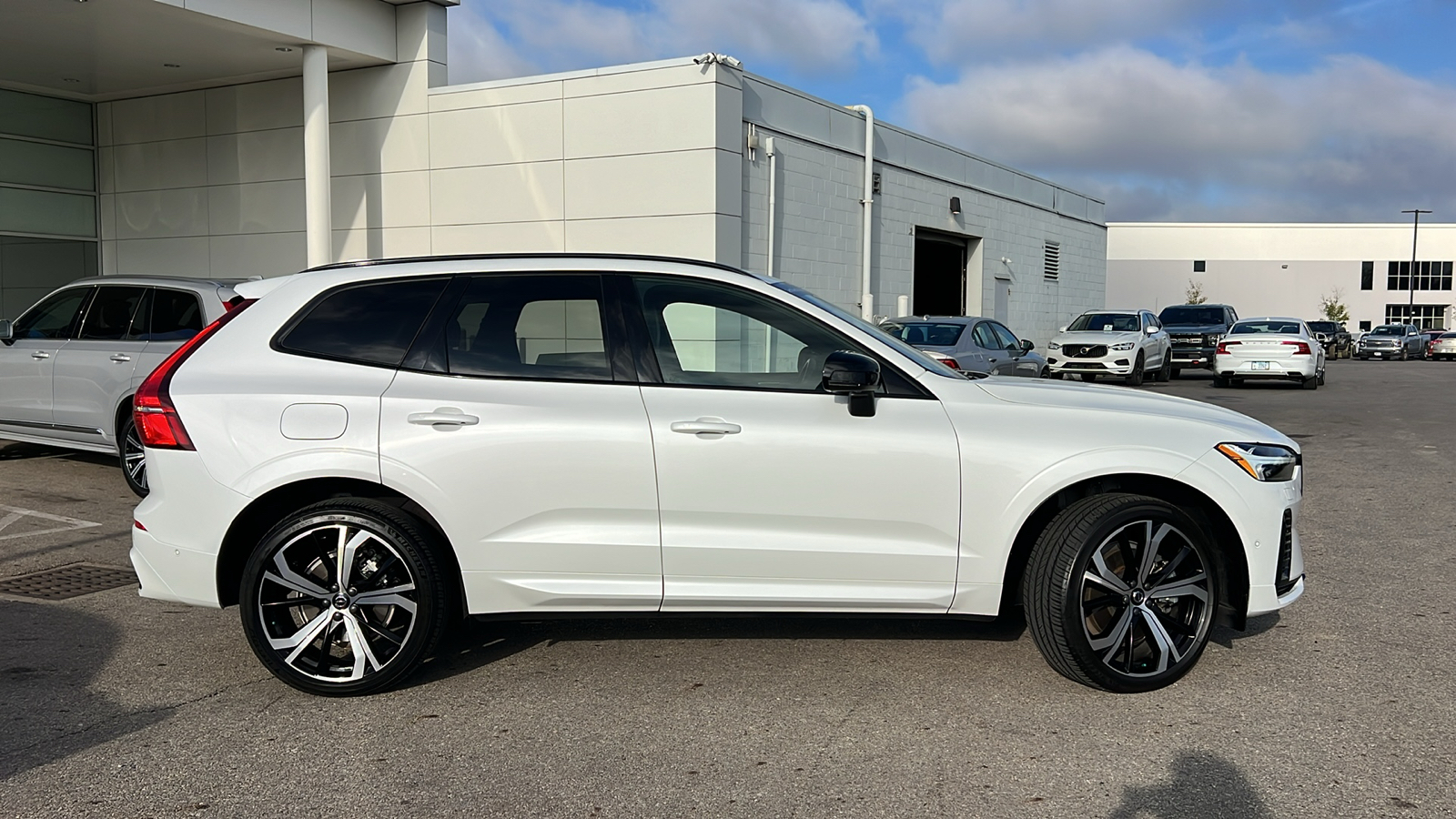 2022 Volvo XC60 Recharge Plug-In Hybrid T8 R-Design 2