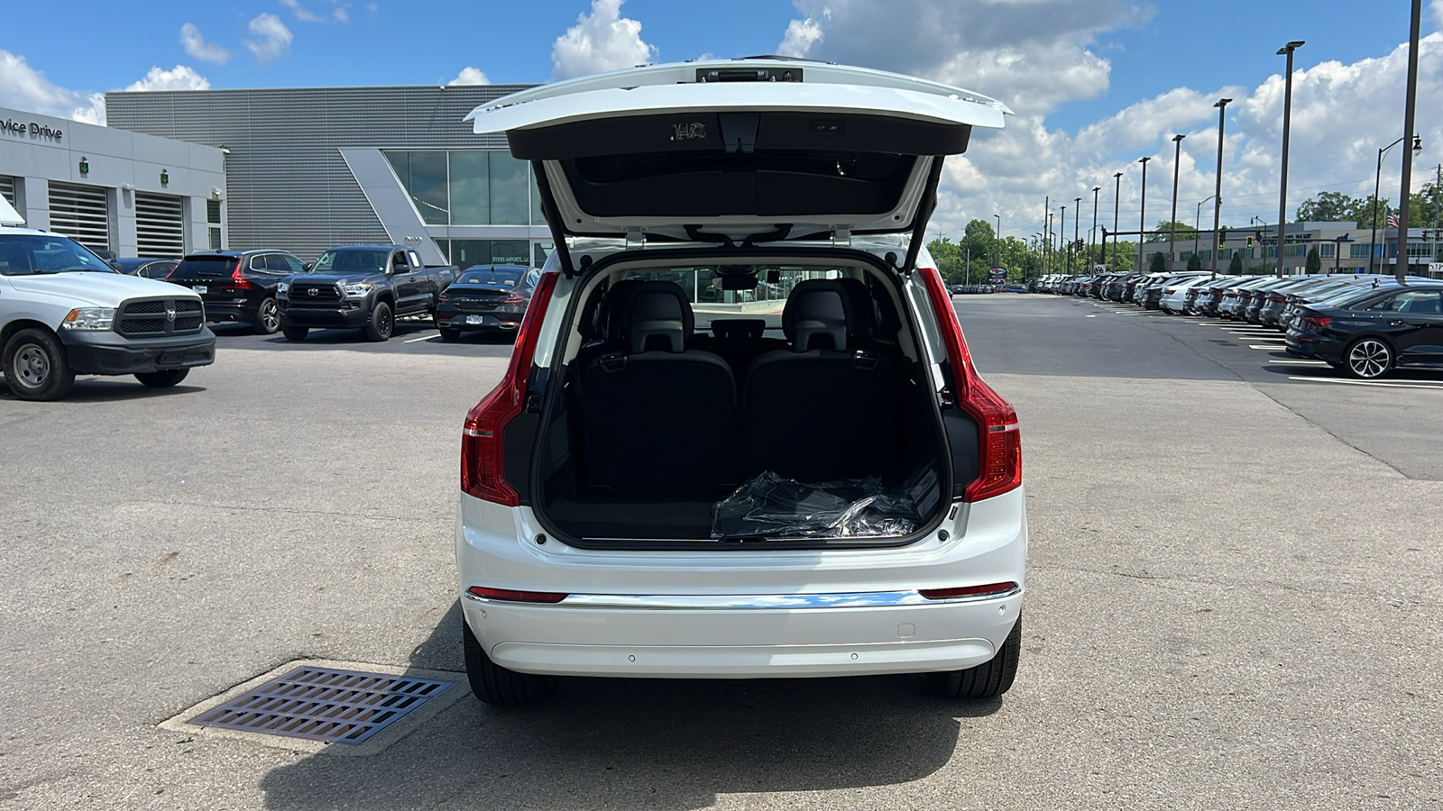 2025 Volvo XC90 B6 Plus 7-Seater 33