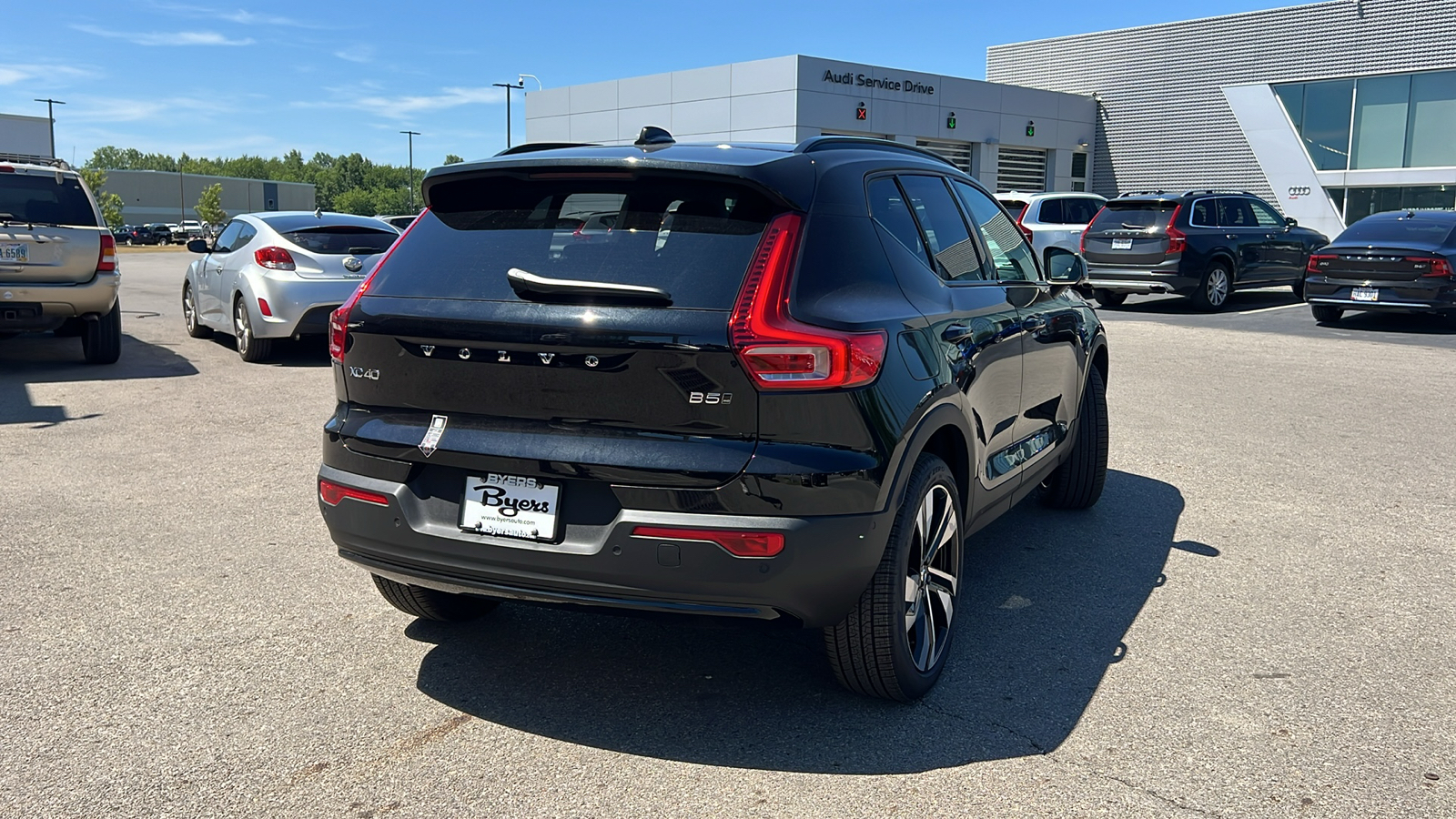 2025 Volvo XC40 B5 Plus Dark Theme 3