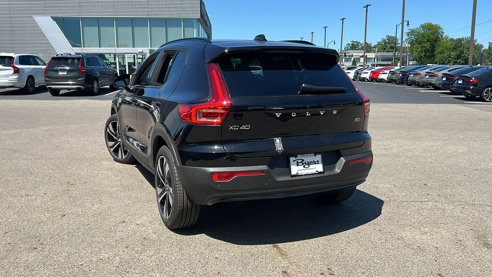 2025 Volvo XC40 B5 Plus Dark Theme 4