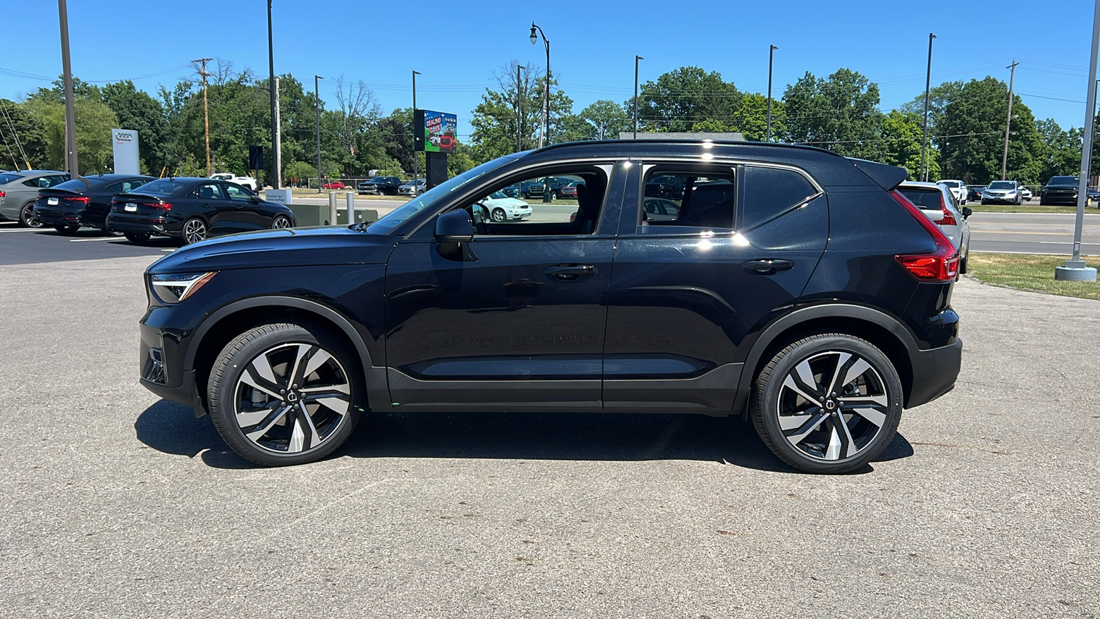 2025 Volvo XC40 B5 Plus Dark Theme 5