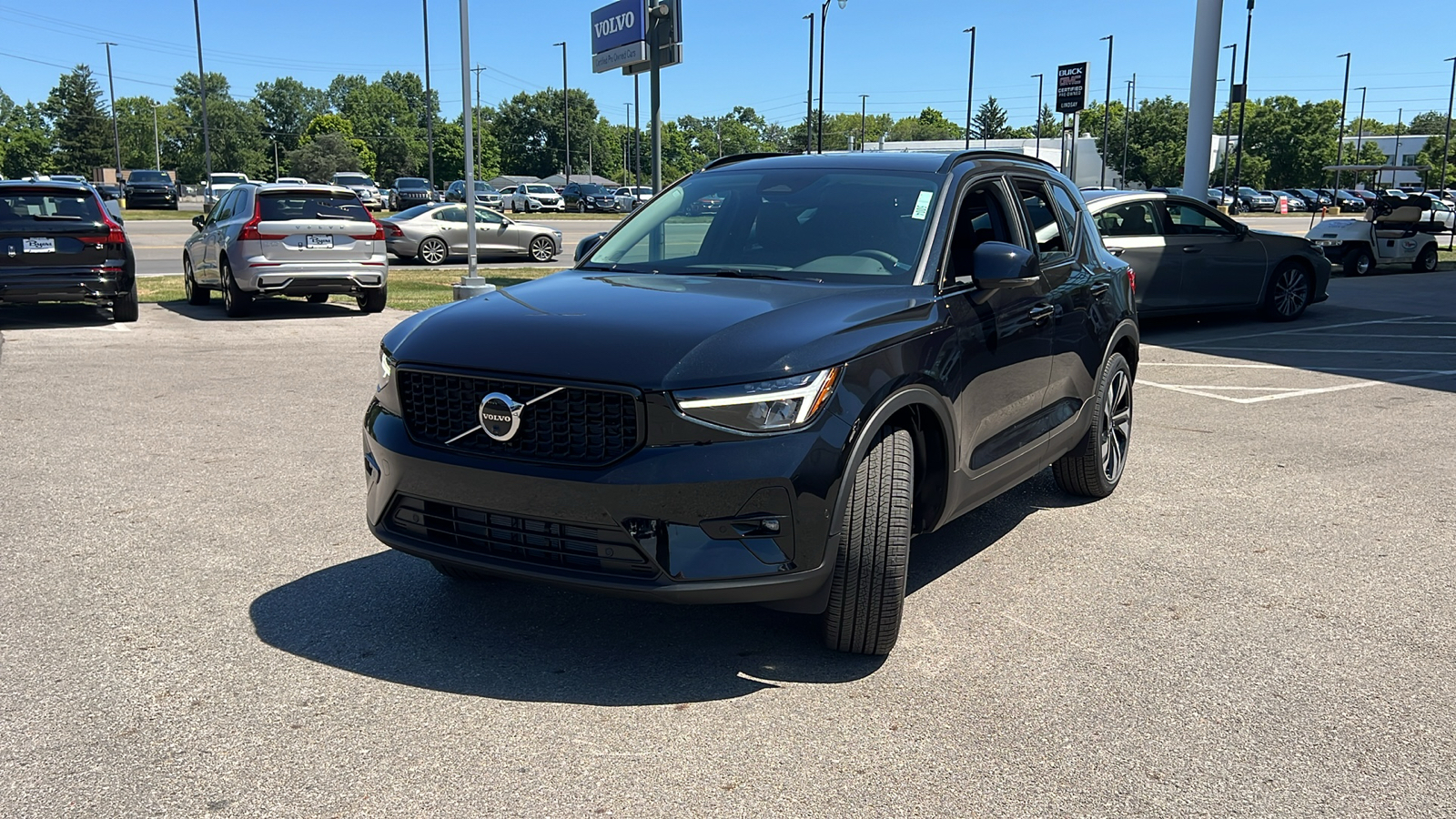 2025 Volvo XC40 B5 Plus Dark Theme 6