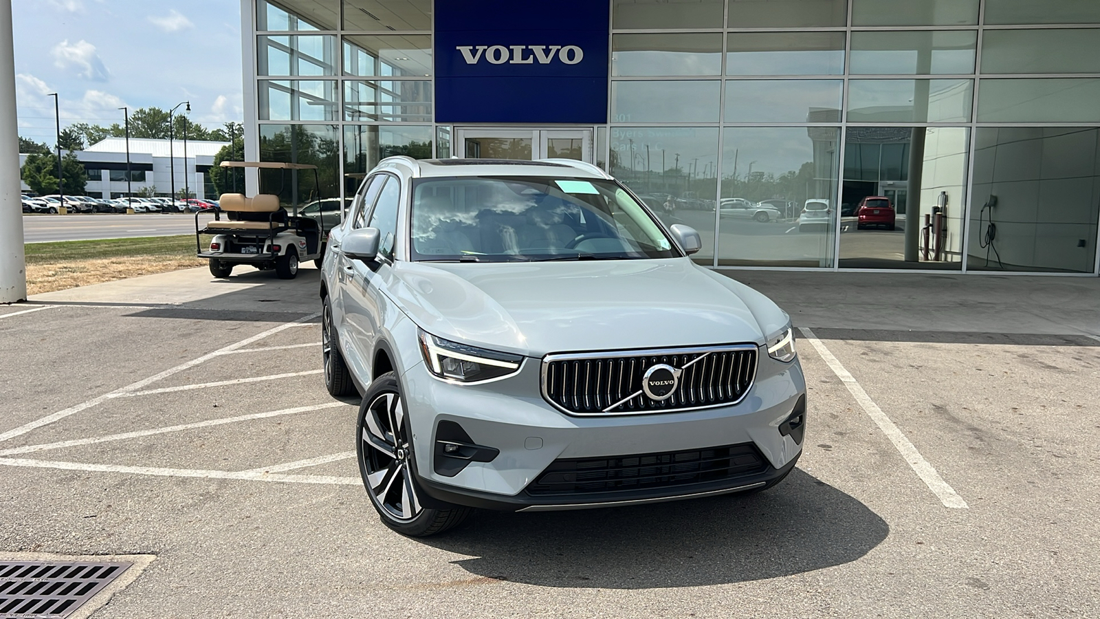 2025 Volvo XC40 B5 Plus Bright Theme 1