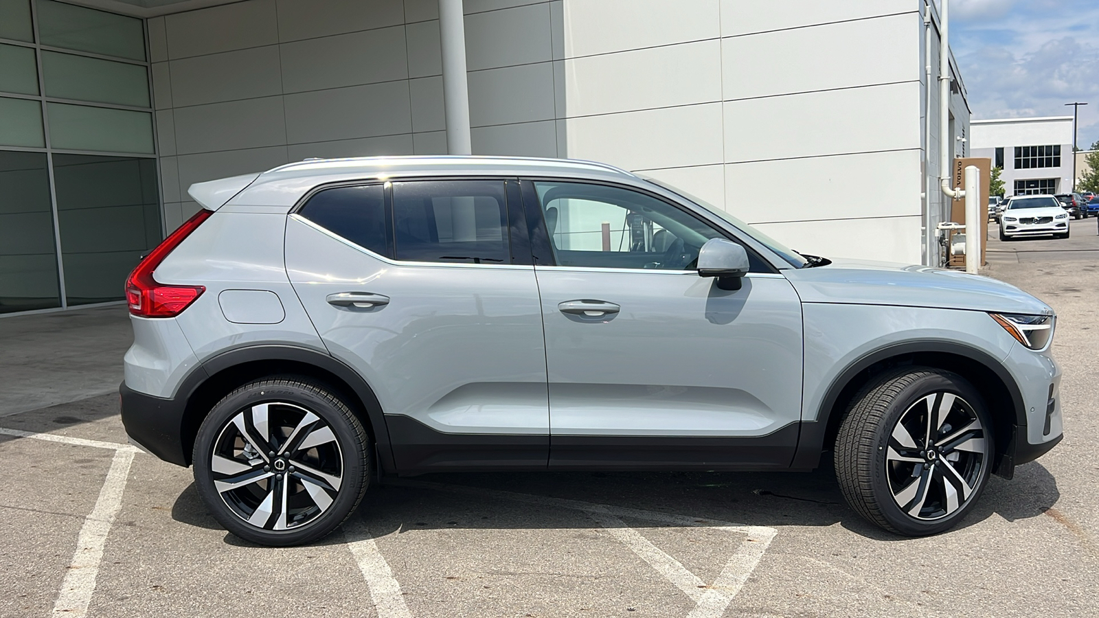 2025 Volvo XC40 B5 Plus Bright Theme 2