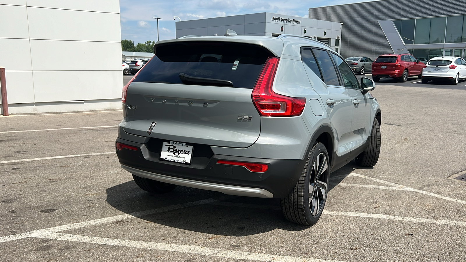 2025 Volvo XC40 B5 Plus Bright Theme 3