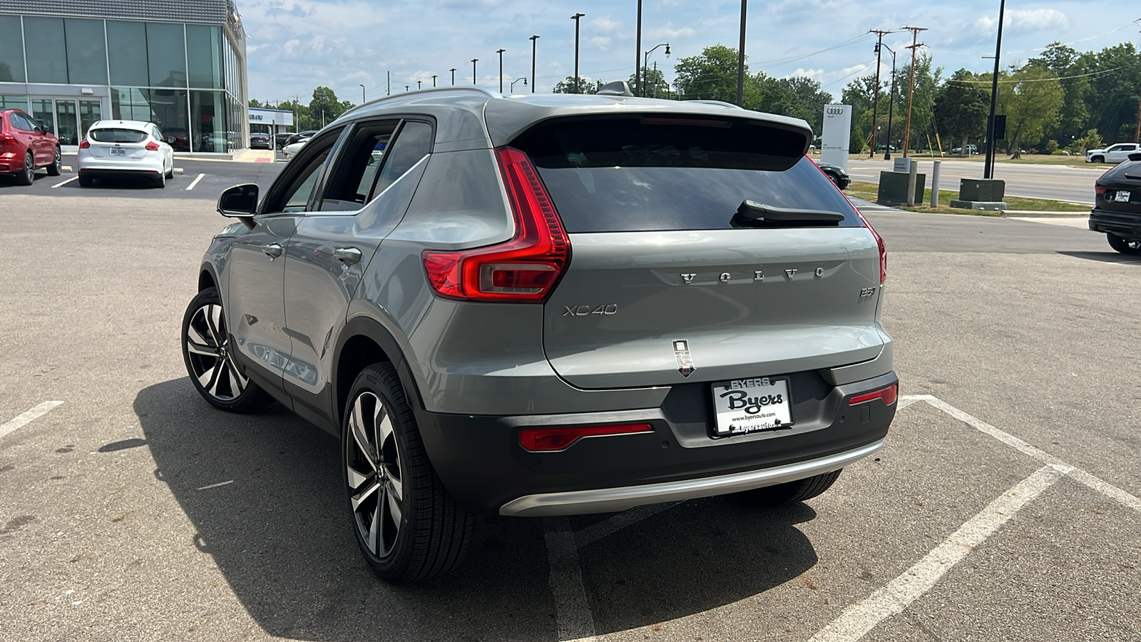 2025 Volvo XC40 B5 Plus Bright Theme 4