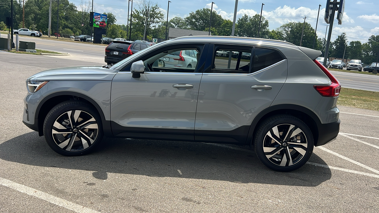 2025 Volvo XC40 B5 Plus Bright Theme 5