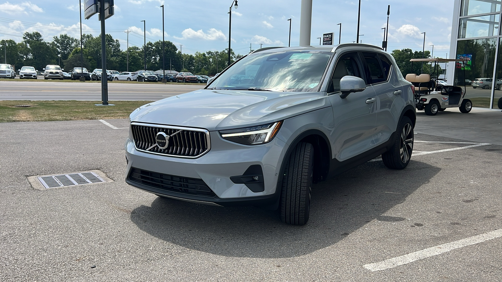 2025 Volvo XC40 B5 Plus Bright Theme 6