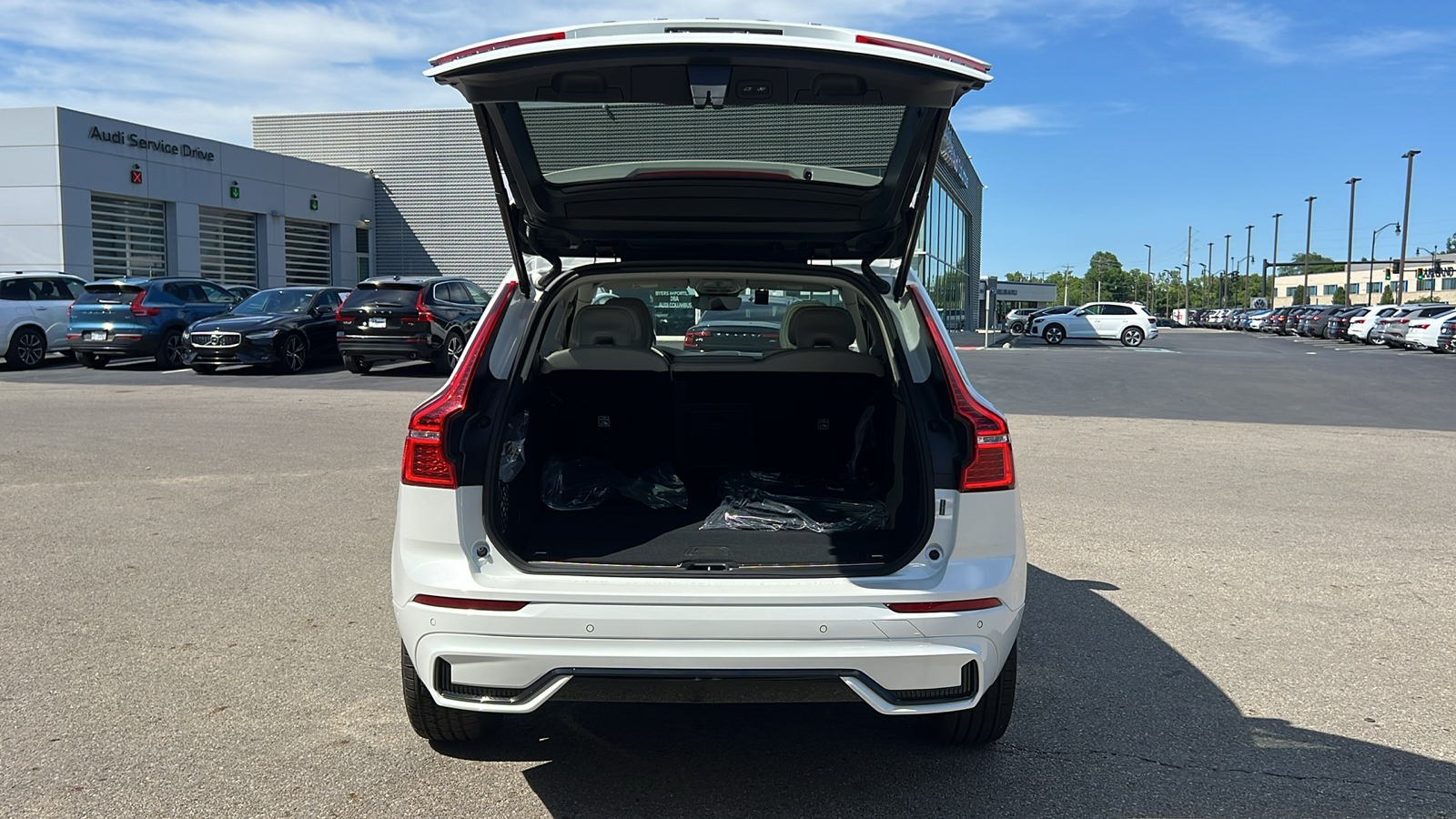 2025 Volvo XC60 Plug-In Hybrid  33