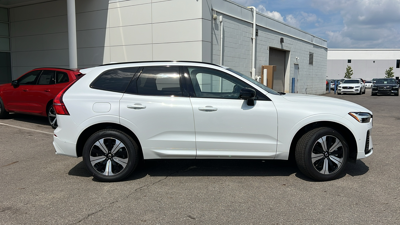 2025 Volvo XC60 Plug-In Hybrid T8 Plus 2