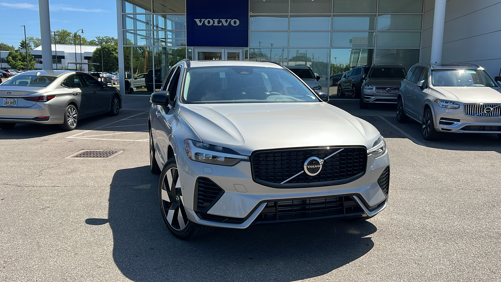 2025 Volvo XC60 Plug-In Hybrid T8 Plus 1