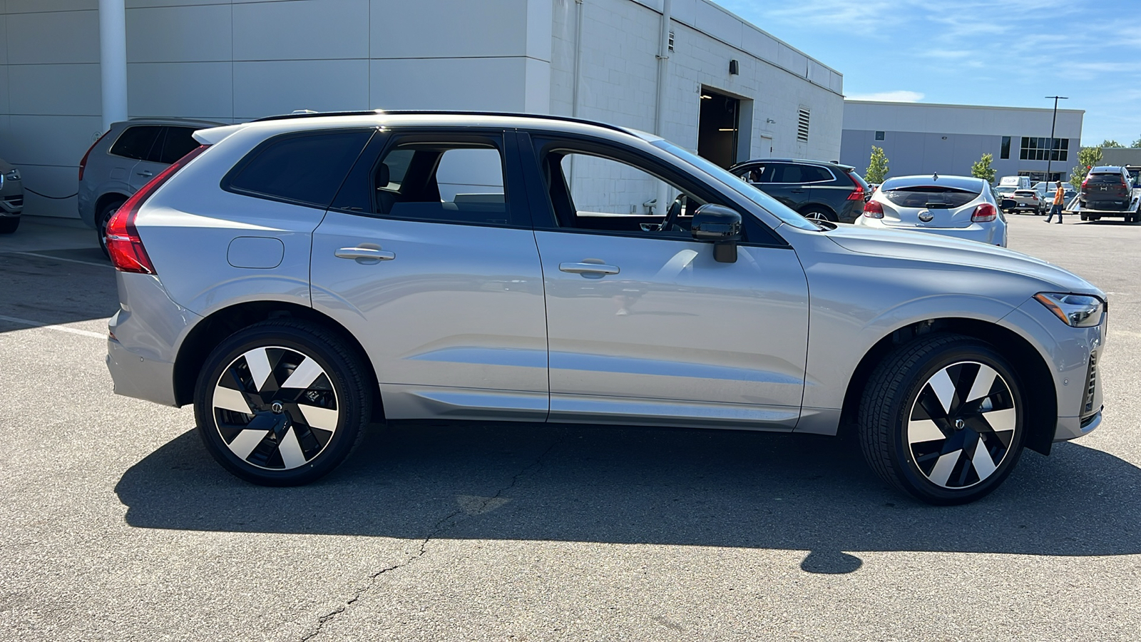 2025 Volvo XC60 Plug-In Hybrid T8 Plus 2