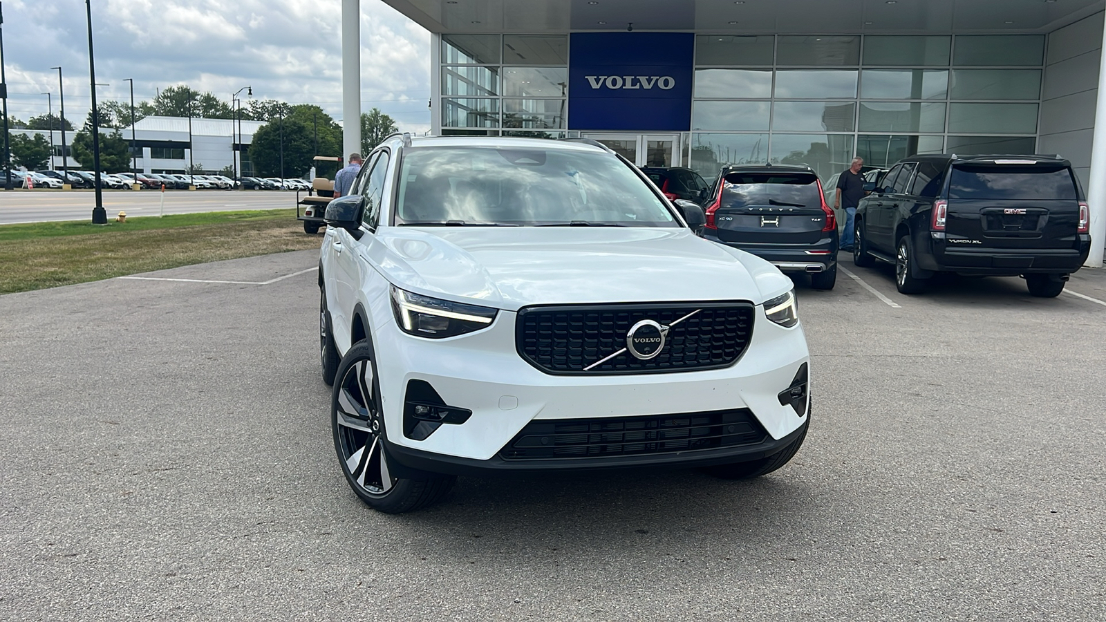 2025 Volvo XC40 B5 Plus Dark Theme 1