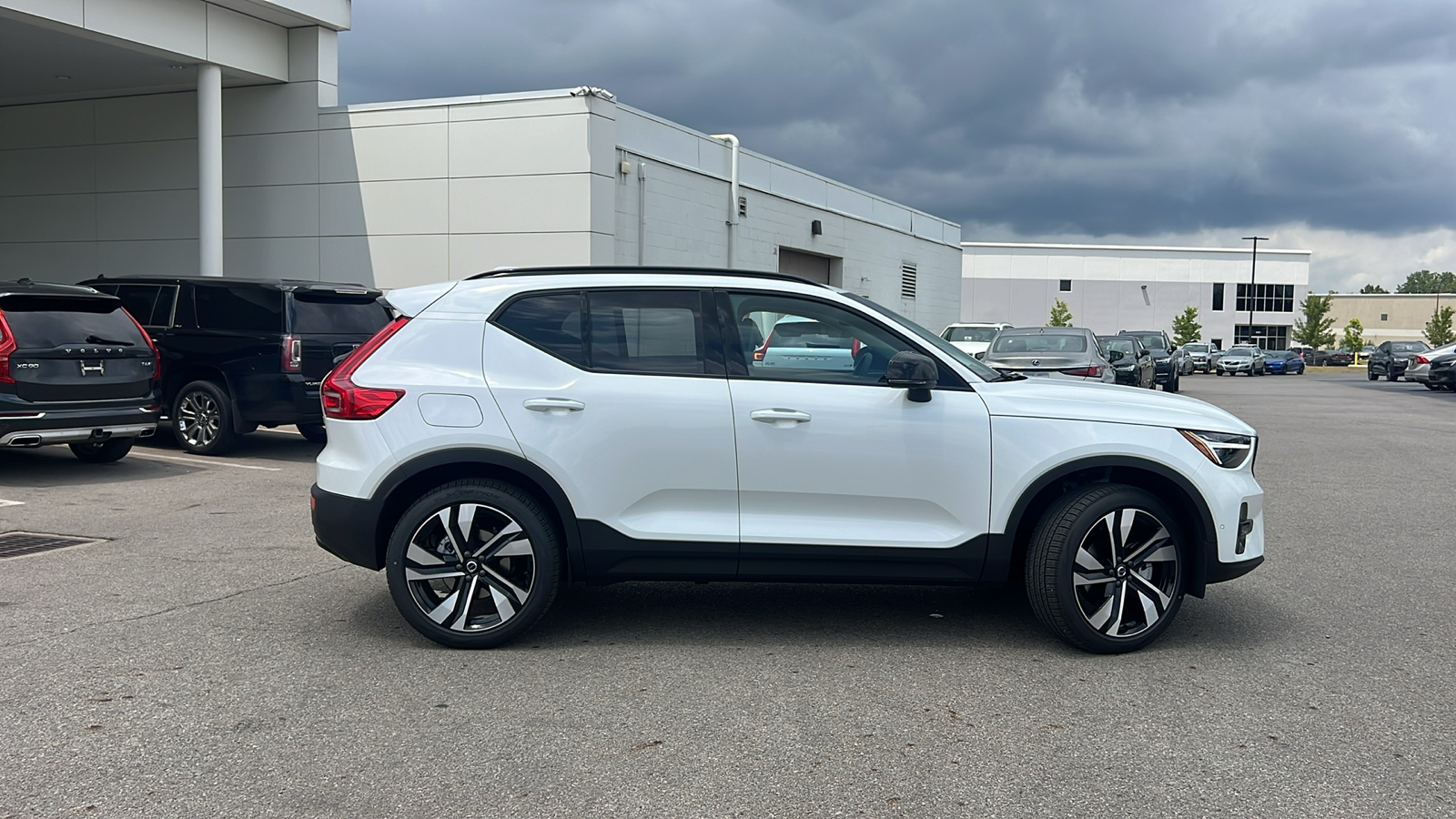 2025 Volvo XC40 B5 Plus Dark Theme 2