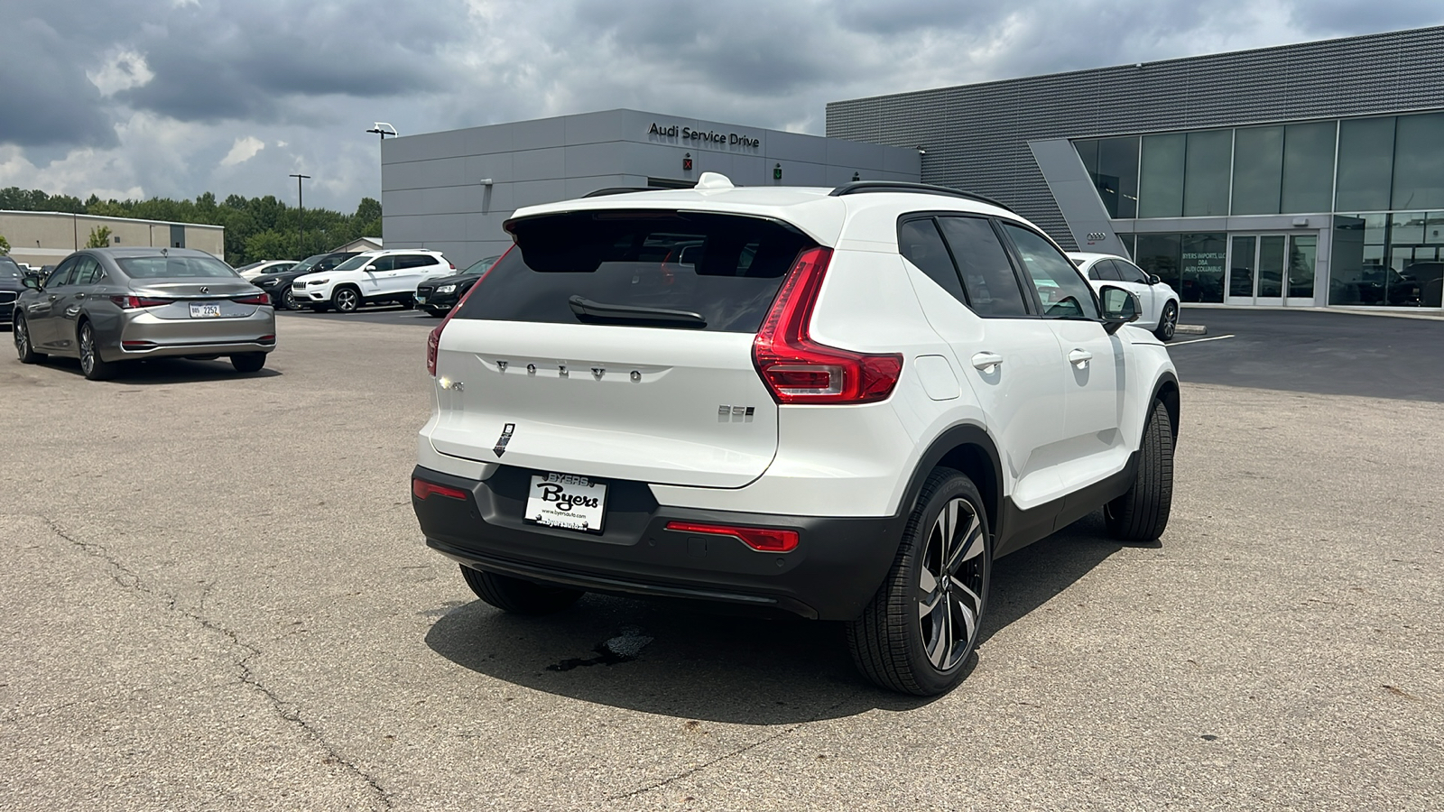 2025 Volvo XC40 B5 Plus Dark Theme 3