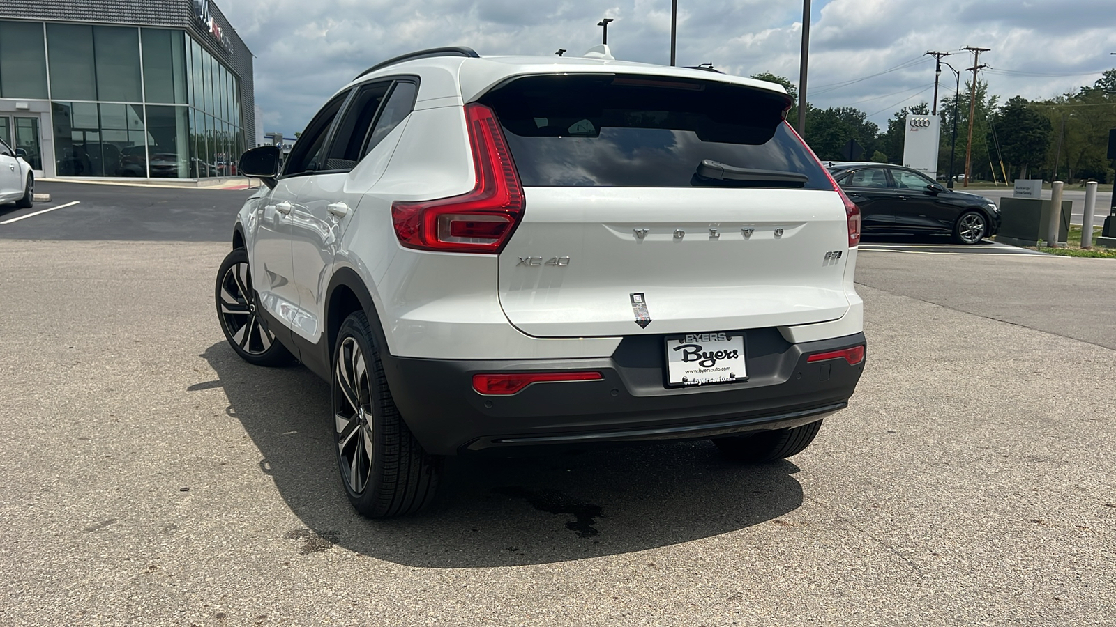 2025 Volvo XC40 B5 Plus Dark Theme 4