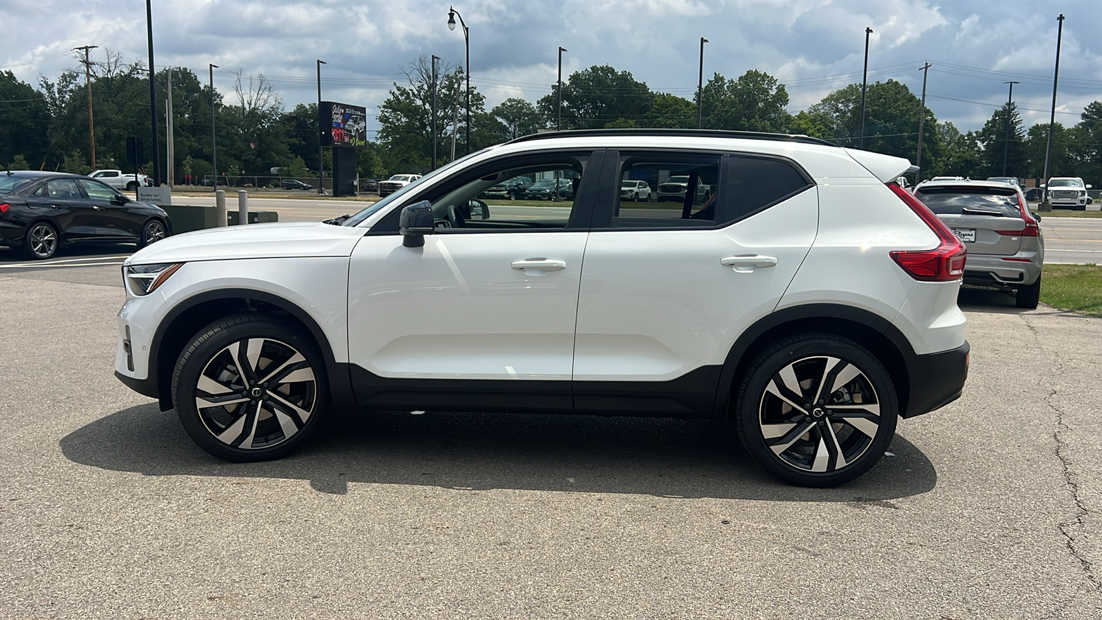 2025 Volvo XC40 B5 Plus Dark Theme 5