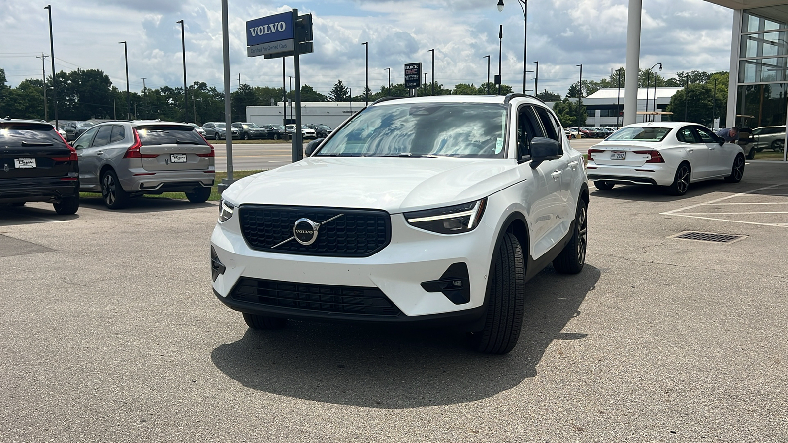 2025 Volvo XC40 B5 Plus Dark Theme 6