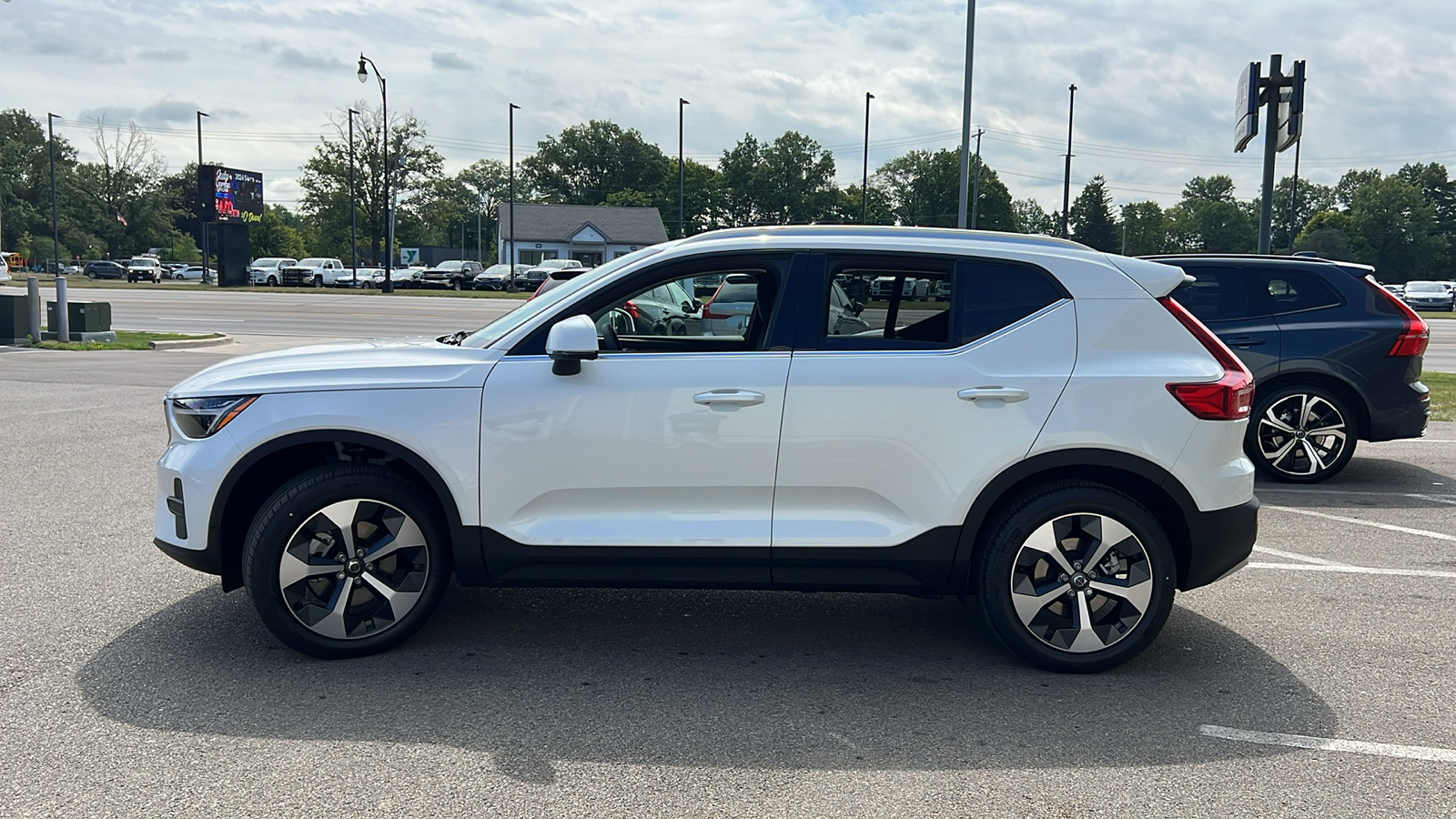 2025 Volvo XC40 B5 Core 5