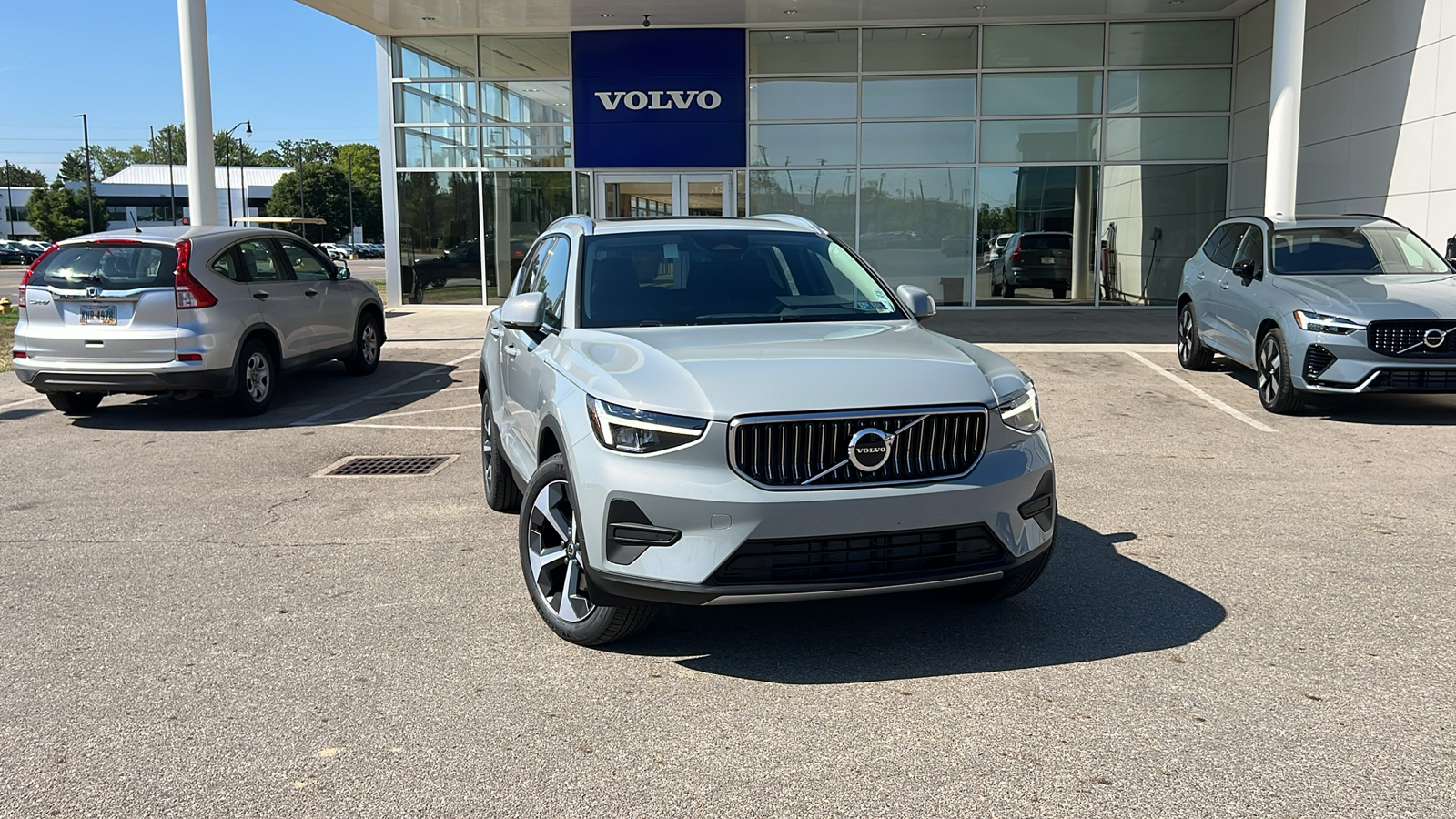 2025 Volvo XC40 B5 Core 1