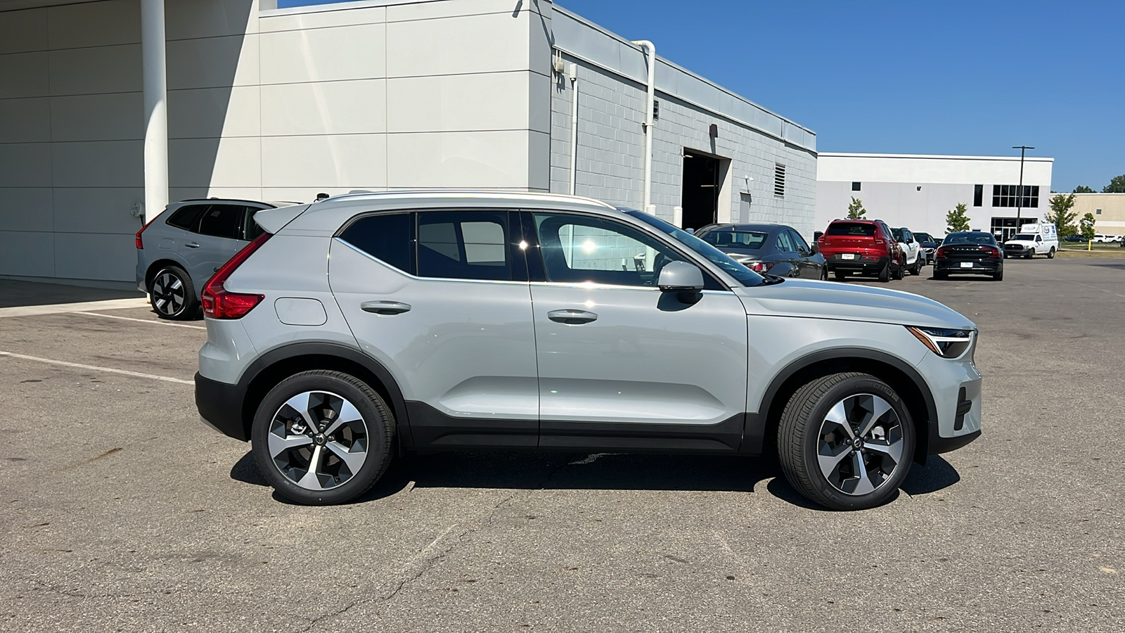 2025 Volvo XC40 B5 Core 2