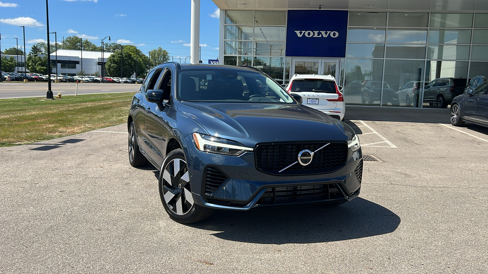 2025 Volvo XC60 Plug-In Hybrid T8 Plus 1