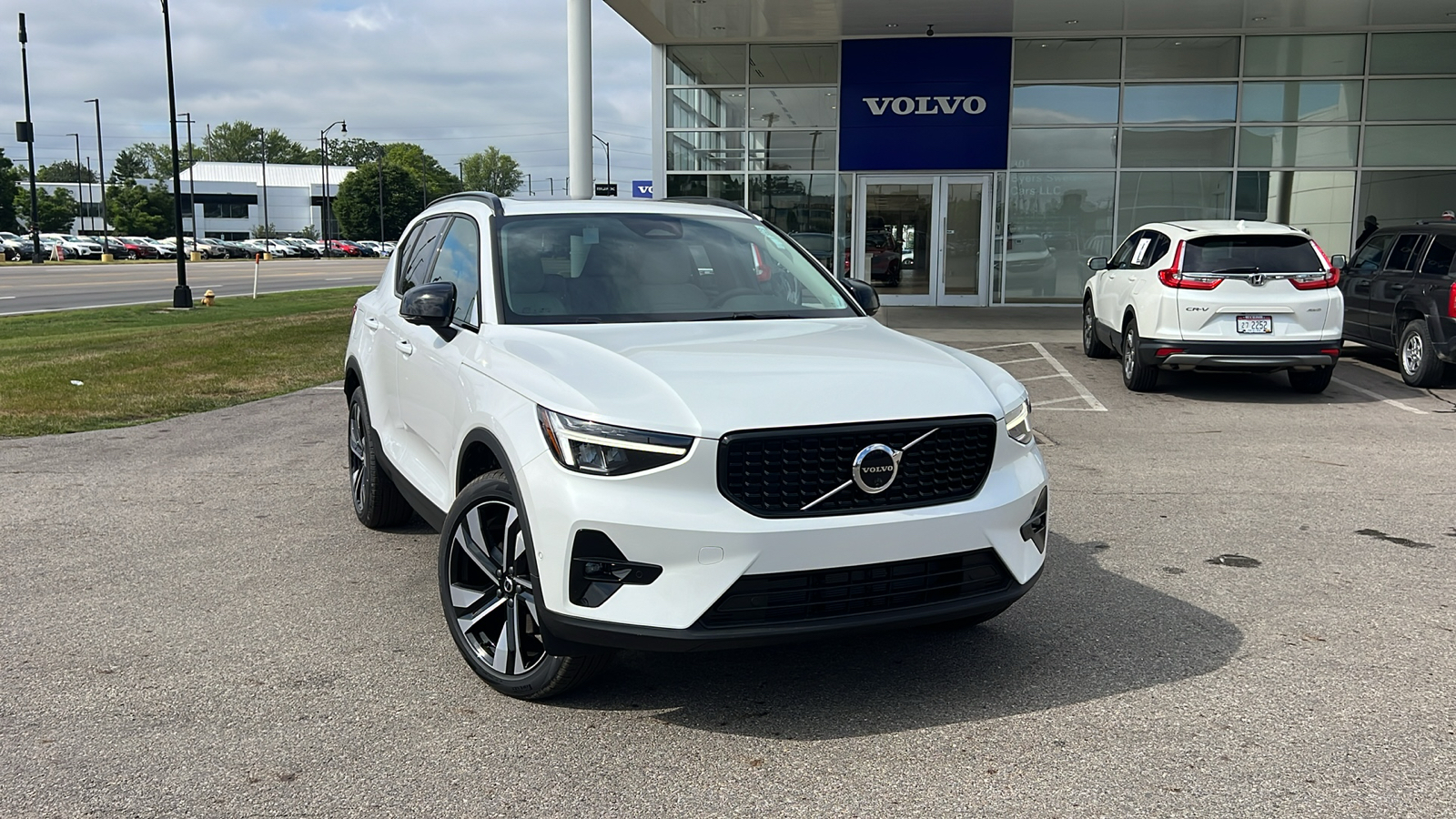 2025 Volvo XC40 B5 Plus Dark Theme 1