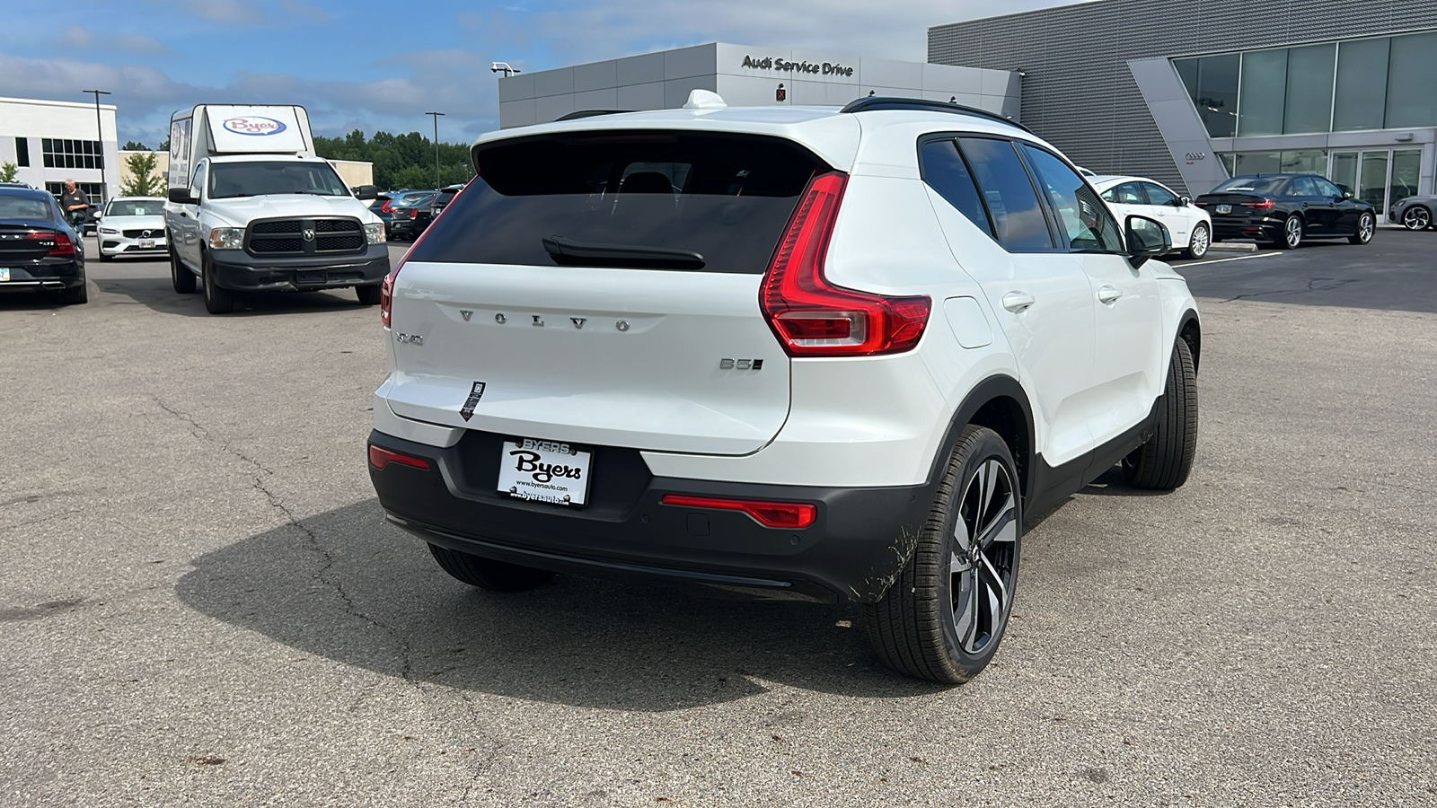 2025 Volvo XC40 B5 Plus Dark Theme 3