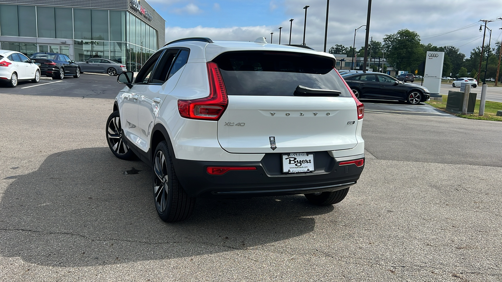 2025 Volvo XC40 B5 Plus Dark Theme 4